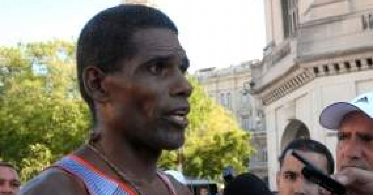 Cuban <b>Jorge Luis Suarez</b> arrived first in Marabana 2014 | Cuba Headlines ... - maratonista-jorge-luis-suarez1