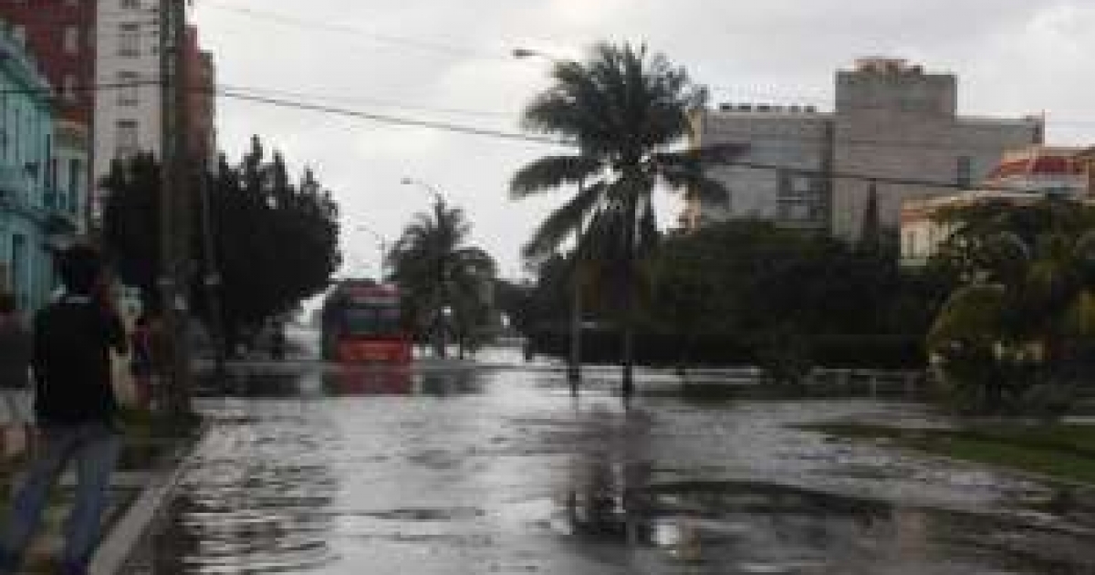 Intense rains and strong winds cause flooding in Havana | Cuba ...